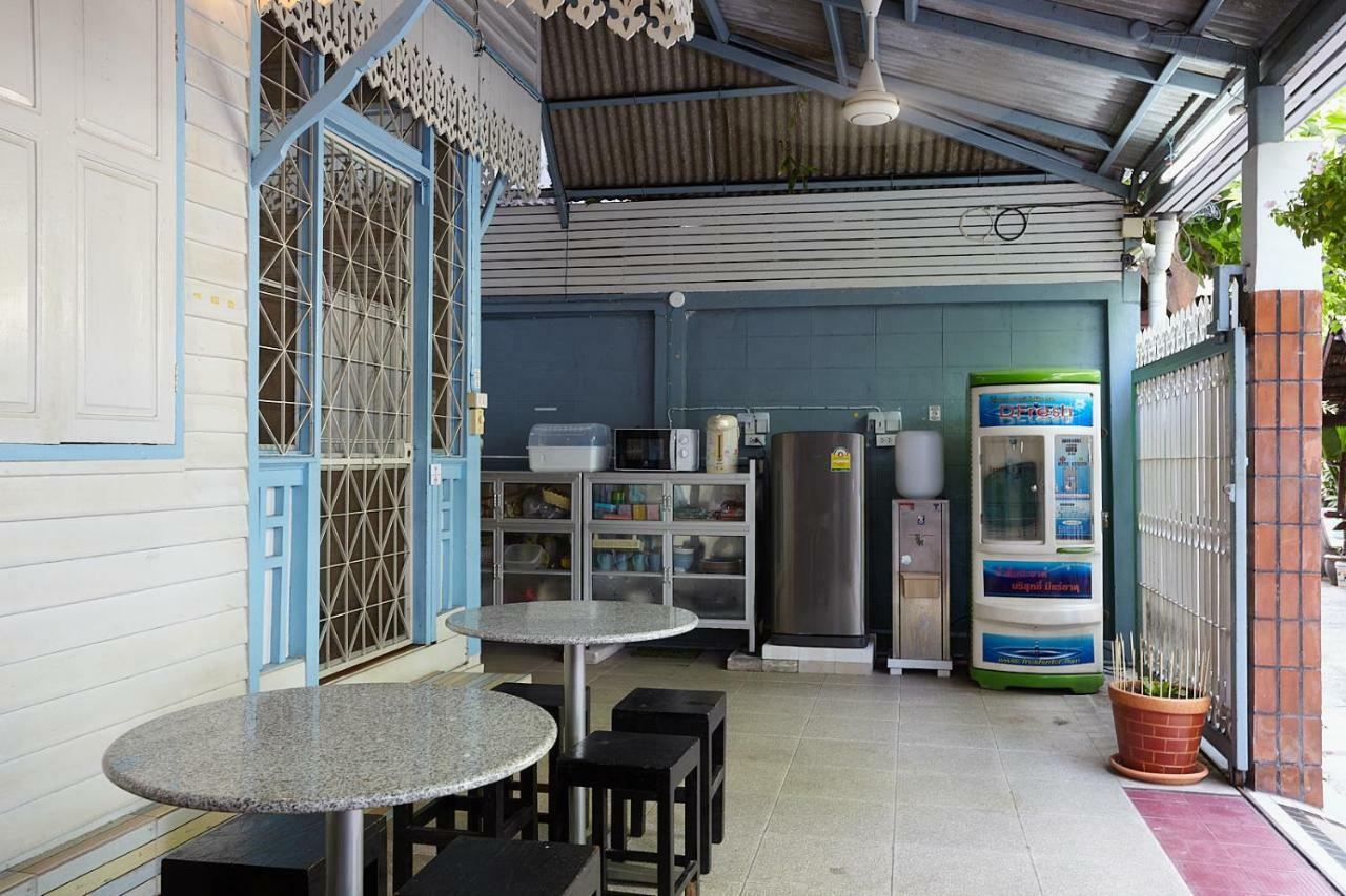 We Hostel Bangkok Exterior photo