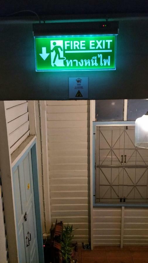 We Hostel Bangkok Exterior photo